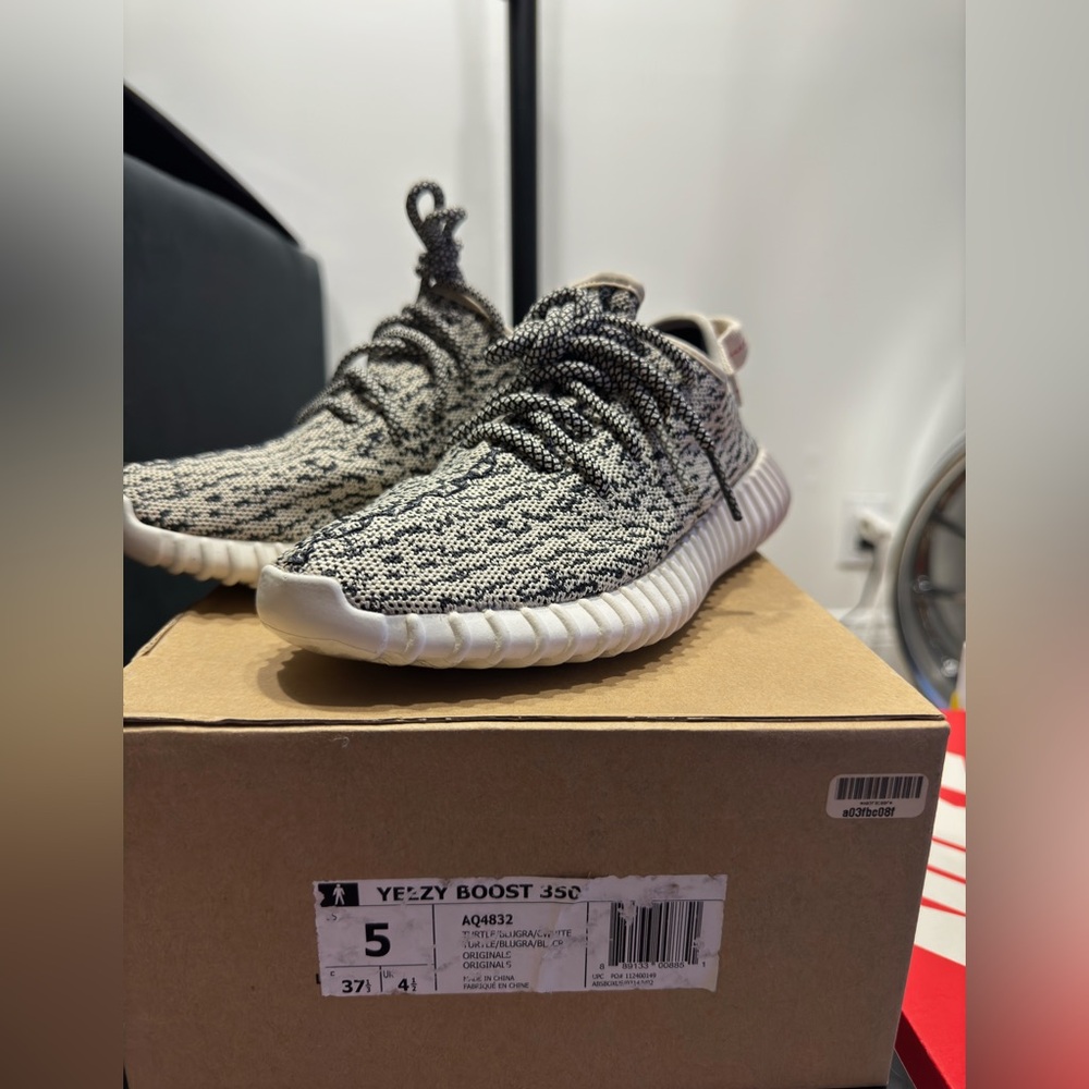 Yeezy 350 OG Turtle Doves, First Release, 5M, Used